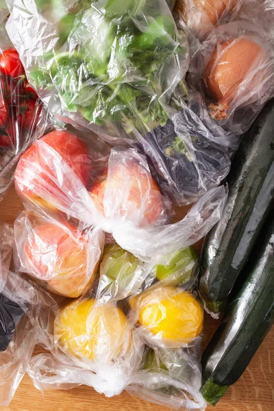 Thema Einweg-Plastikmüll. Obst und Gemüse in Plastik — Stockfoto