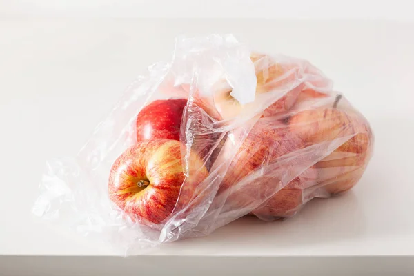 Problème d'emballage plastique à usage unique. pommes dans un sac en plastique — Photo