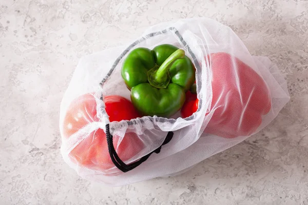 Болгарский перец в многоразовой сетки нейлон мешок, пластик без отходов нулевой — стоковое фото