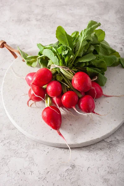 gri arka plan üzerinde taze ham turp