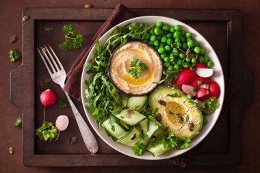 avocaco salatalık humus bezelye radis ile sağlıklı vegan yemek kase