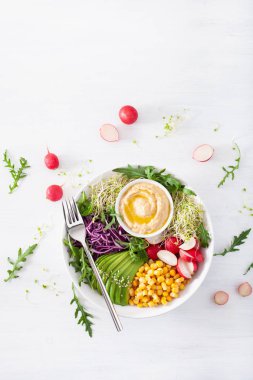 Humus, kırmızı lahana, ra ile vegan avokado tatlı mısır yemek kase