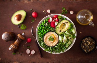 avocaco salatalık humus bezelye radis ile sağlıklı vegan yemek kase