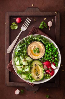 avocaco salatalık humus bezelye radis ile sağlıklı vegan yemek kase