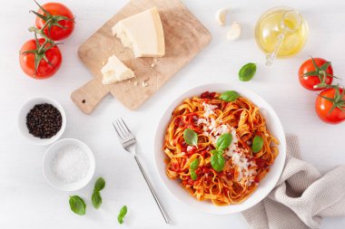 tagliatelle makarna domates ile parmesan fesleğen sosu