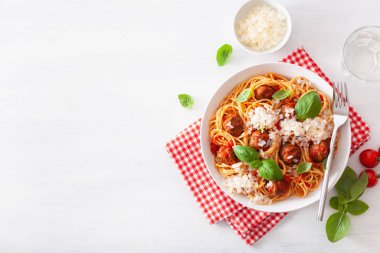 köfte ve domates sosu, İtalyan makarna spagetti