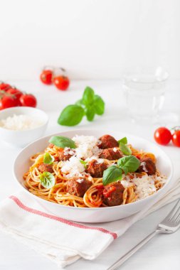 köfte ve domates sosu, İtalyan makarna spagetti