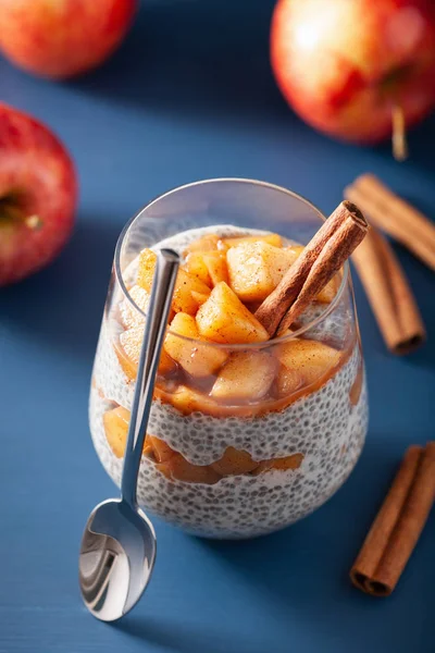 Chiapudding mit Zimt gekochten Äpfeln und Erdnussbutter — Stockfoto