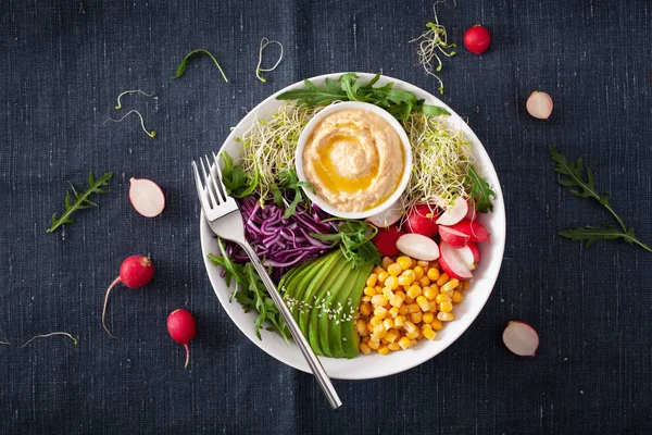 Vegán avokádó csemegekukorica ebéd tál hummus, vörös káposzta, ra — Stock Fotó