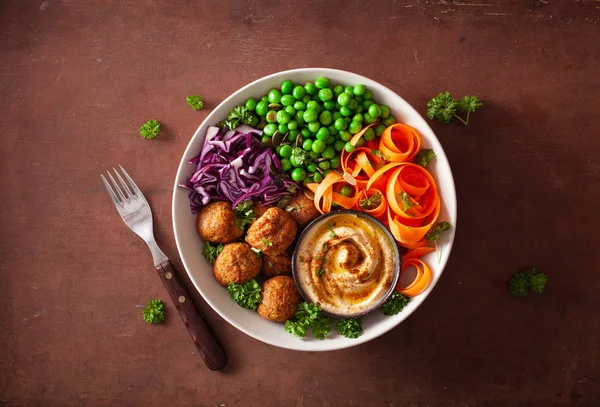 Egészséges vegán ebédtál falafel hummus sárgarépa szalagok Csikós — Stock Fotó