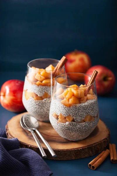 Chia pudding med sjuden kaneläpplen och jordnötssmör — Stockfoto