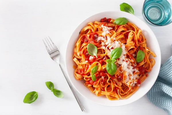 tagliatelle makarna domates ile parmesan fesleğen sosu