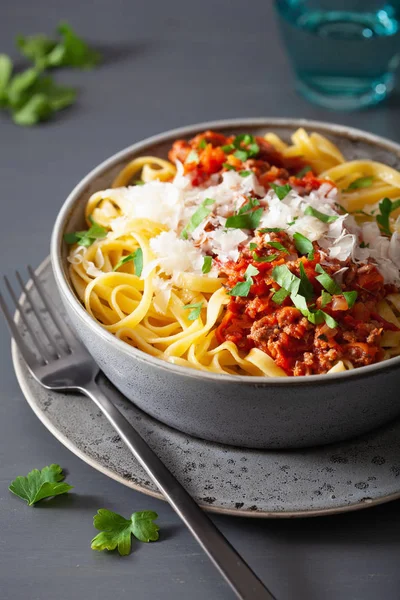 Tagliatelle bolognese met kruiden en parmezaan, Italiaanse pasta — Stockfoto