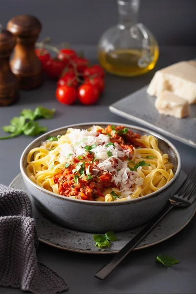 Tagliatelle bolognese met kruiden en parmezaan, Italiaanse pasta — Stockfoto