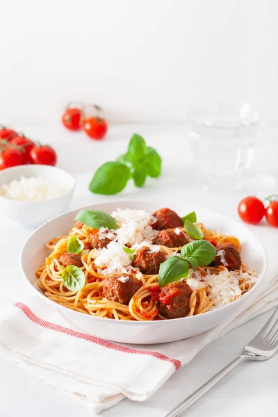 köfte ve domates sosu, İtalyan makarna spagetti