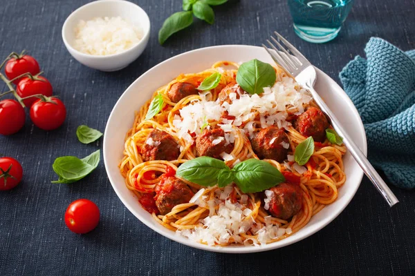 köfte ve domates sosu, İtalyan makarna spagetti
