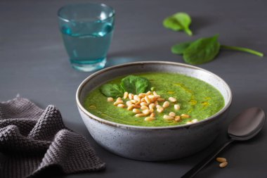 gri zemin üzerine yeşil krem karnabahar ıspanak çorbası