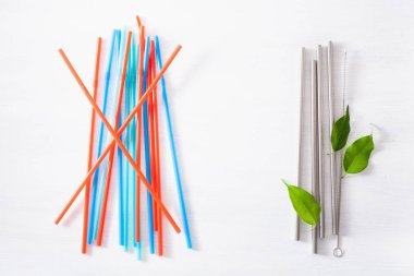 tek kullanımlık plastik ve yeniden kullanılabilir metal çevre dostu içme stra