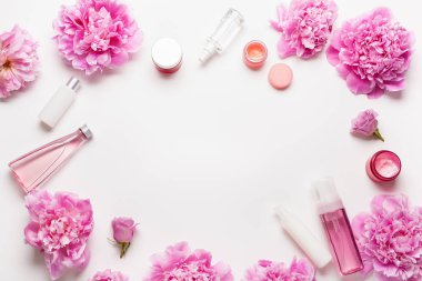 banyo ve spa yatıyordu, şakayık çiçekleri cilt bakım ürünleri düz