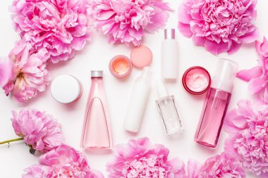 banyo ve spa yatıyordu, şakayık çiçekleri cilt bakım ürünleri düz