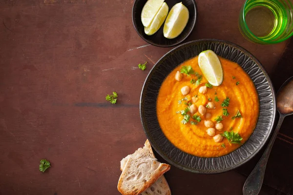 Tejszínes sárgarépa csicseriborsó leves sötét rusztikus háttér — Stock Fotó