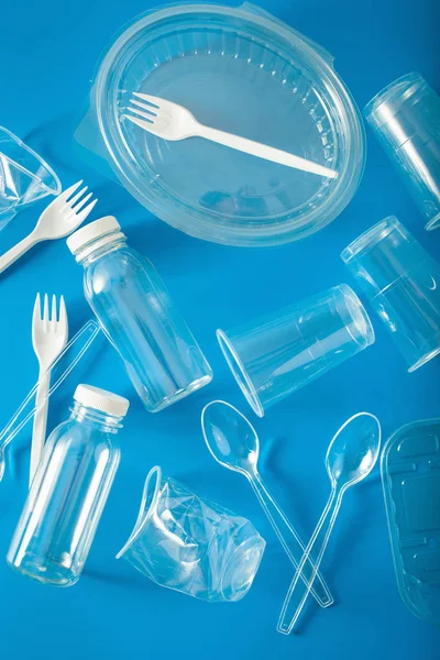 一次性使用塑料瓶，杯子，叉子，勺子。再生的概念 — 图库照片