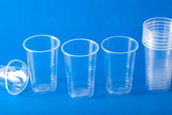 Одноразовое использование пластиковой чашки. концепция переработки пластика, пластика ва — стоковое фото