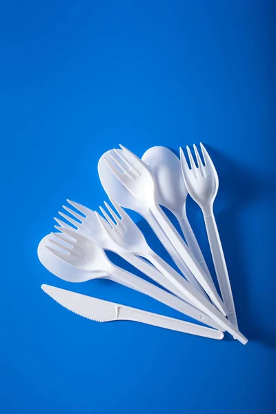 一次性使用塑料叉子，勺子。回收塑料的概念, — 图库照片