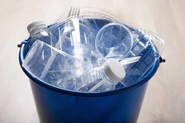 Botellas de plástico reciclables limpias, contenedores, tazas en basura bi —  Fotos de Stock