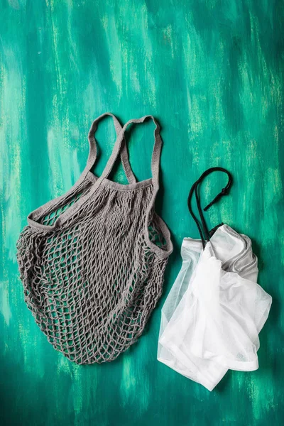 Reusable mesh cotton and nylon shopping bag, plastic free zero w — Stock Photo, Image