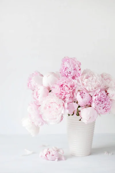 Hermoso ramo de flores de peonía rosa en jarrón — Foto de Stock