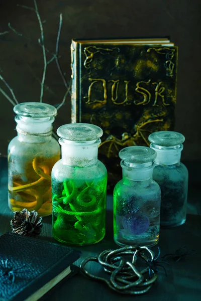 Bocaux d'apothicaire sorcière potions magiques décoration d'Halloween — Photo