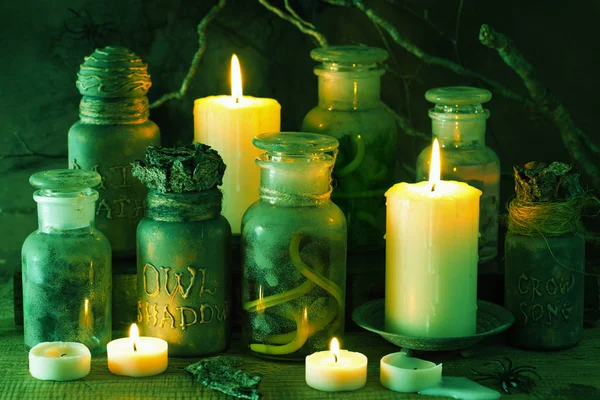 Bruja boticario tarros magia pociones halloween decoración —  Fotos de Stock