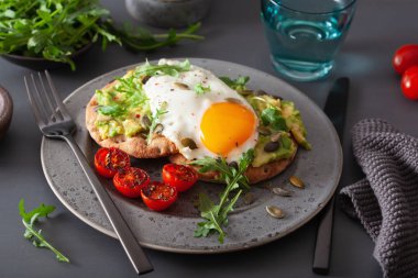 Kahvaltı avokado sandviç kızarmış yumurta ve domates ile