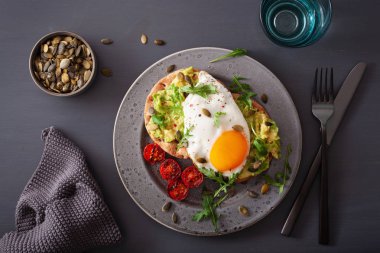 Kahvaltı avokado sandviç kızarmış yumurta ve domates ile