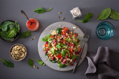 sağlıklı bakla ve quinoa salata ile ıspanak, biber
