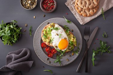 Kahvaltı avokado sandviç kızarmış yumurta ve domates ile