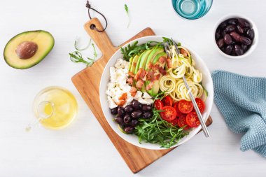 Ketogenic öğle yemeği kase: spiralized kabak ile avokado, domates,