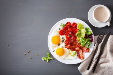 sağlıklı keto diyet kahvaltı: yumurta, domates, salata yaprakları ve Bac
