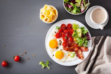 sağlıklı keto diyet kahvaltı: yumurta, domates, salata yaprakları ve Bac
