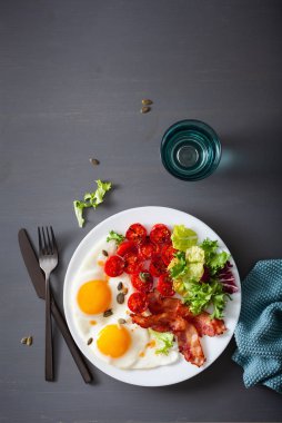 sağlıklı keto diyet kahvaltı: yumurta, domates, salata yaprakları ve Bac