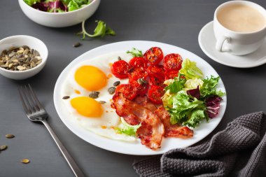 sağlıklı keto diyet kahvaltı: yumurta, domates, salata yaprakları ve Bac