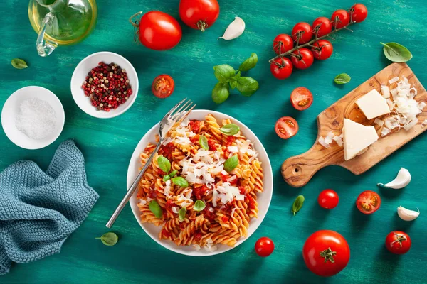 Healthy fusilli pasta with tomato sauce parmesan basil — Stock Photo, Image