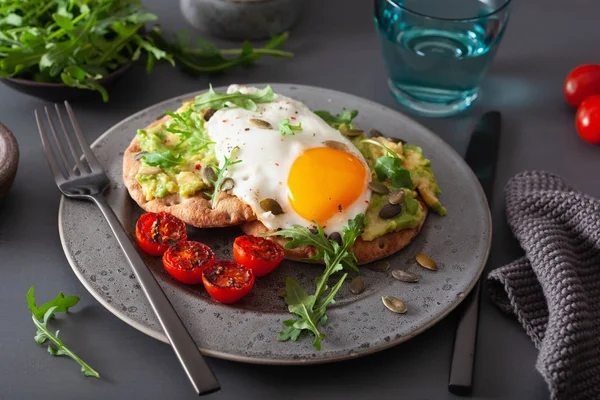 Kahvaltı avokado sandviç kızarmış yumurta ve domates ile
