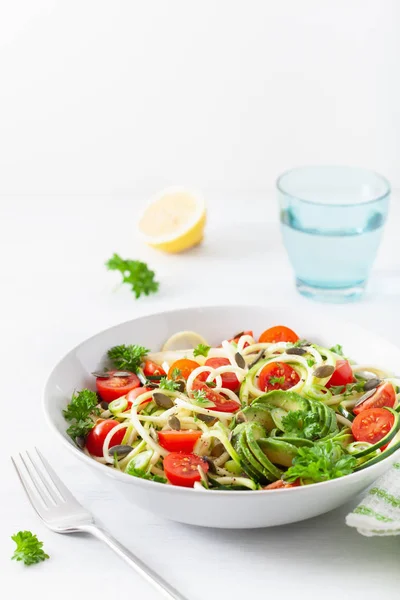 Ensalada de calabacín espiralizada cetogénica vegana con tomate de aguacate p —  Fotos de Stock
