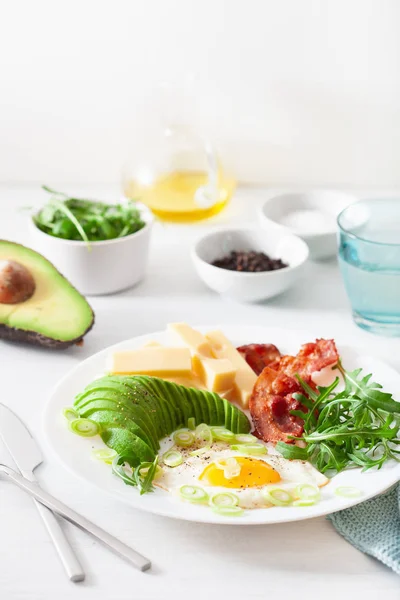Desayuno keto saludable: huevo, aguacate, queso, tocino —  Fotos de Stock