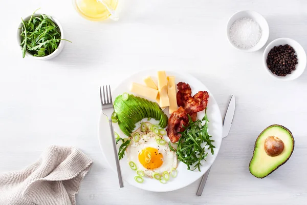 Healthy keto breakfast: egg, avocado, cheese, bacon — Stock Photo, Image