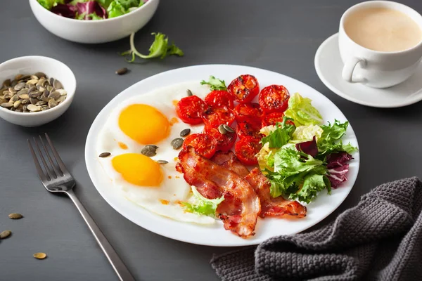 Alimentation saine au céto petit déjeuner : oeuf, tomates, feuilles de salade et bac — Photo