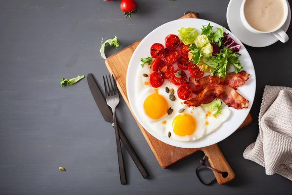 Saudável keto dieta café da manhã: ovo, tomate, folhas de salada e bac — Fotografia de Stock