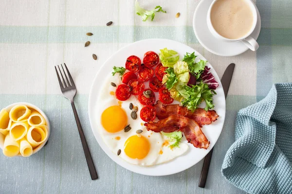 Alimentation saine au céto petit déjeuner : oeuf, tomates, feuilles de salade et bac — Photo